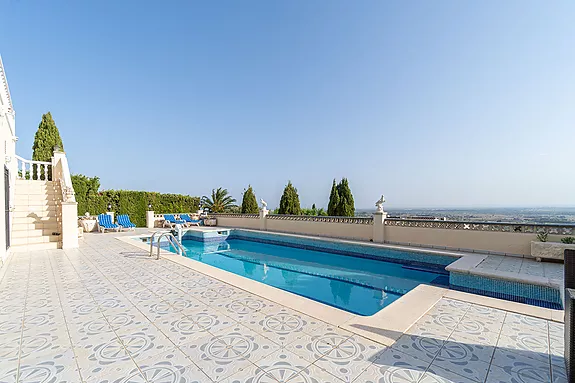 Magnificent villa with tennis court, pool and fabulous views of Roses Bay.