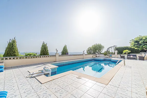 Magnificent villa with tennis court, pool and fabulous views of Roses Bay.