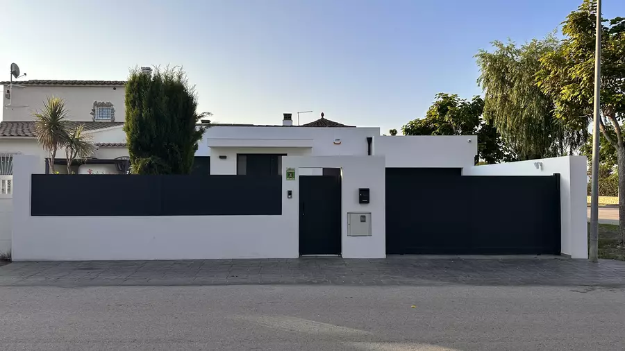 Casa moderna de luxe a Empuriabrava: Confort i Estil amb Hammam i piscina.