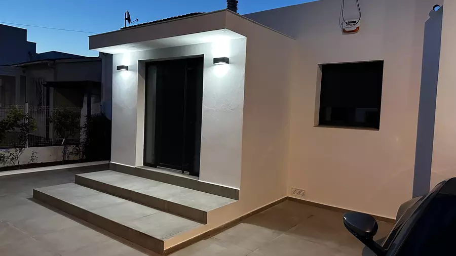 Casa moderna de luxe a Empuriabrava: Confort i Estil amb Hammam i piscina.