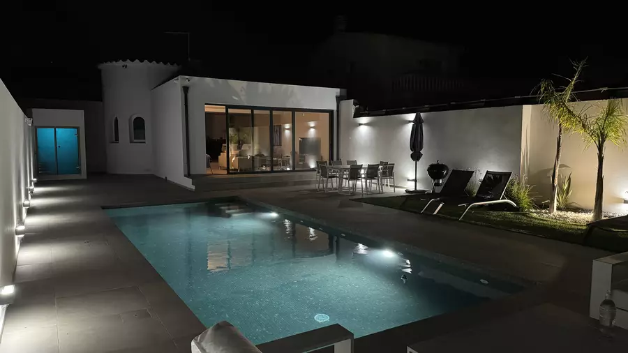 Casa moderna de luxe a Empuriabrava: Confort i Estil amb Hammam i piscina.