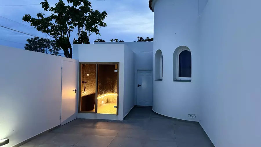 Casa moderna de luxe a Empuriabrava: Confort i Estil amb Hammam i piscina.