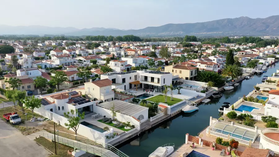 Exklusiv! Modernes Haus mit Hammam, Swimmingpool und Liegeplatz.