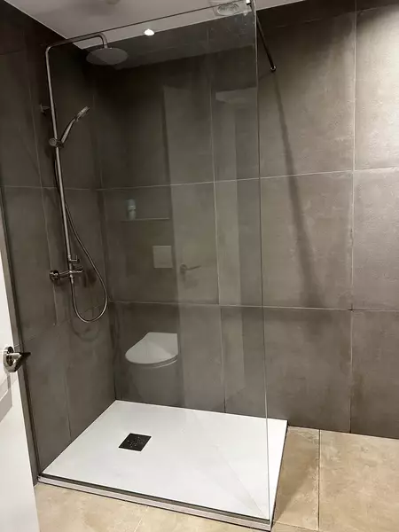 Casa moderna de luxe a Empuriabrava: Confort i Estil amb Hammam i piscina.