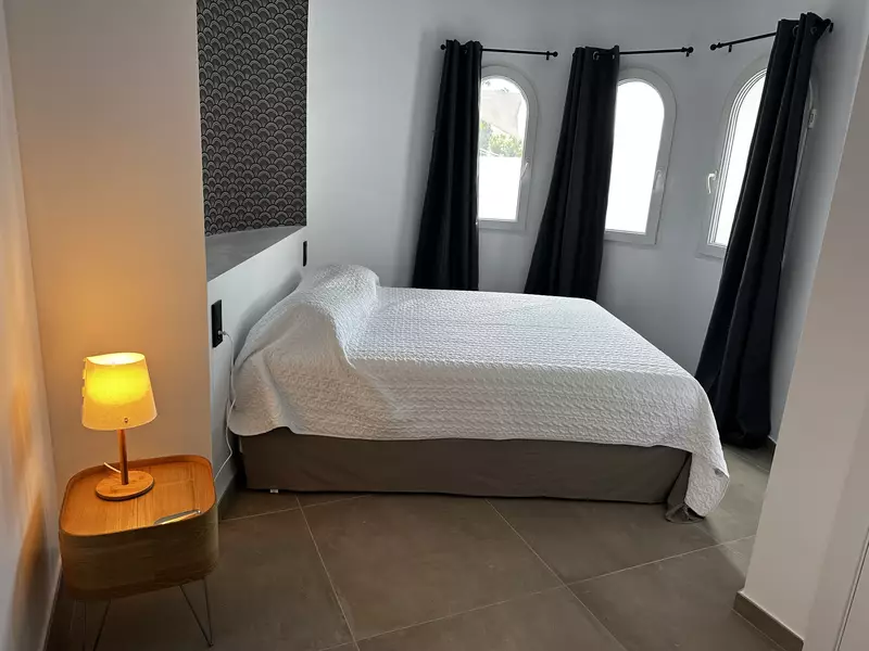 Casa moderna de luxe a Empuriabrava: Confort i Estil amb Hammam i piscina.