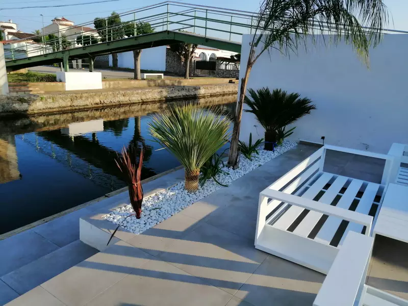 Casa moderna de luxe a Empuriabrava: Confort i Estil amb Hammam i piscina.