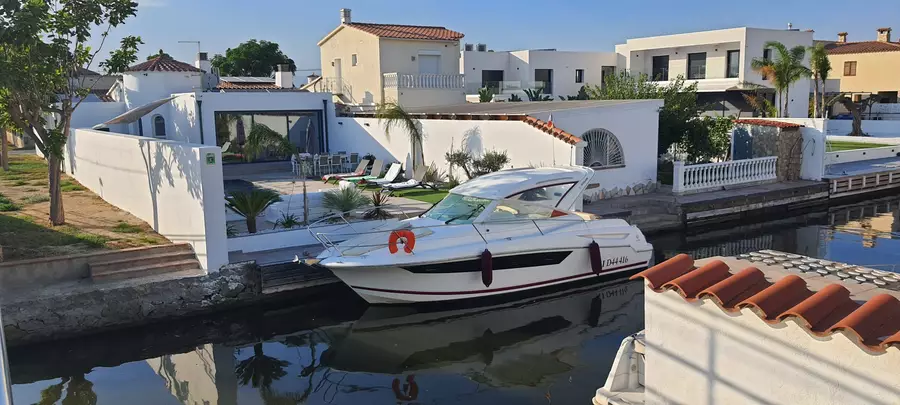 Casa moderna de luxe a Empuriabrava: Confort i Estil amb Hammam i piscina.