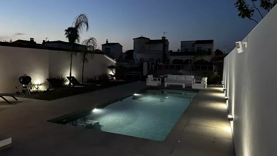 Casa moderna de luxe a Empuriabrava: Confort i Estil amb Hammam i piscina.