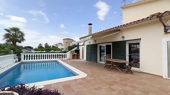 Résidence de luxe avec piscine privée et amarrage à Empuriabrava.