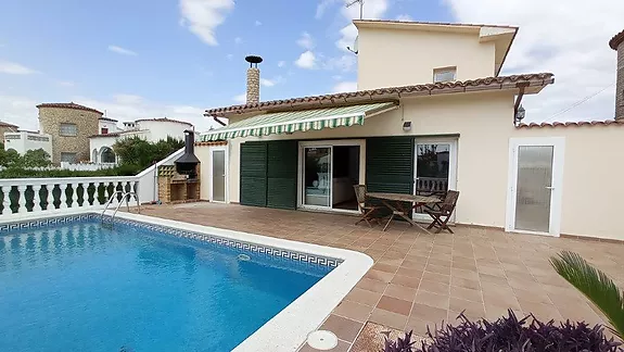 Casa de lujo con piscina privada y amarre en Empuriabrava.