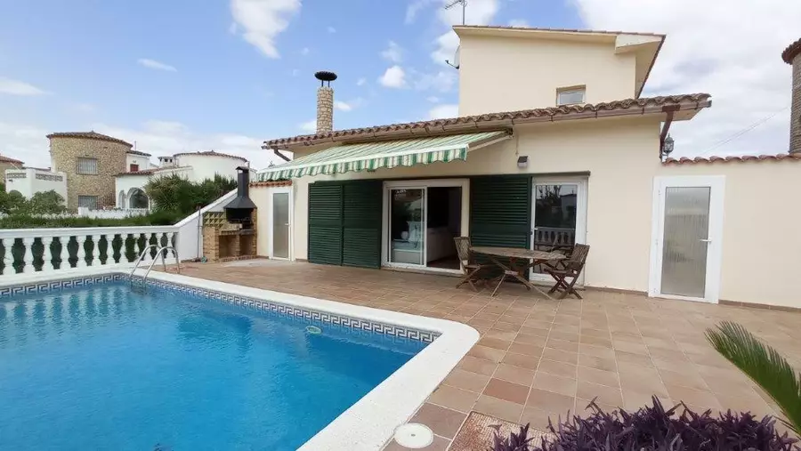 Luxury property with private pool and mooring in Empuriabrava.