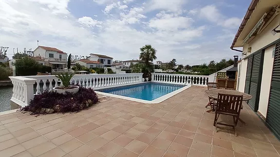 Luxusimmobilie mit Privatpool und Liegeplatz in Empuriabrava.