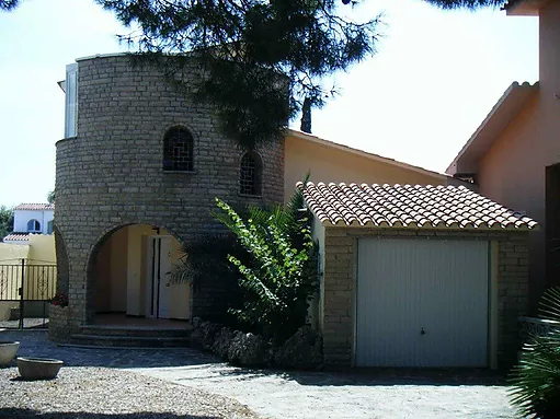 Casa de lujo con piscina privada y amarre en Empuriabrava.