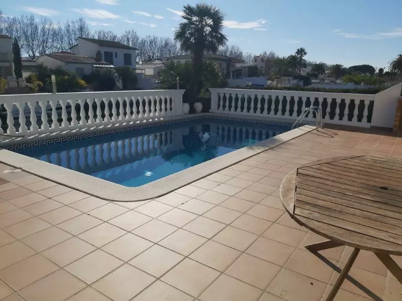 Casa de lujo con piscina privada y amarre en Empuriabrava.