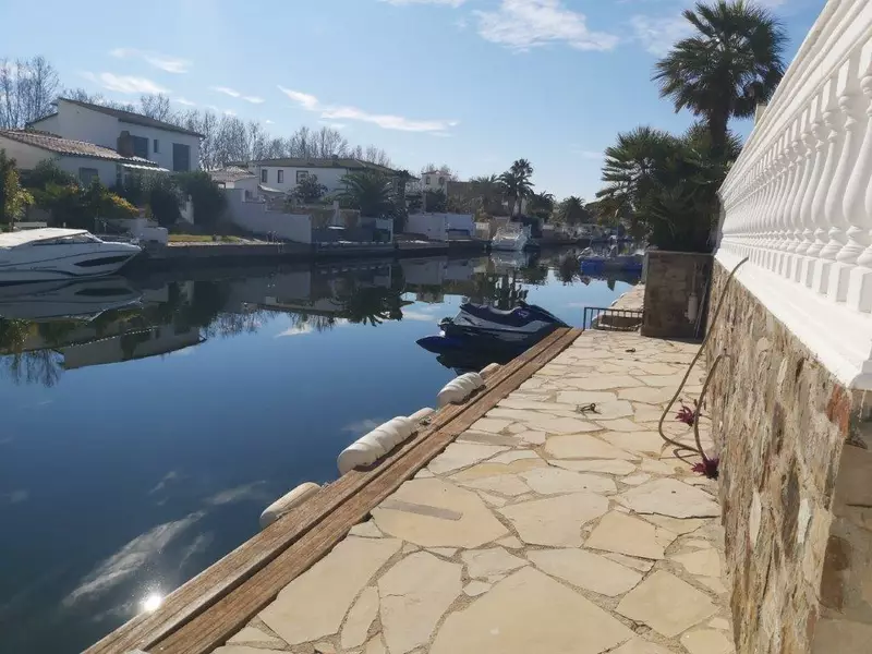 Casa de lujo con piscina privada y amarre en Empuriabrava.