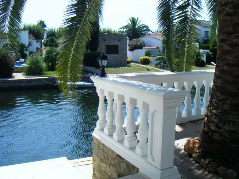 Luxusimmobilie mit Privatpool und Liegeplatz in Empuriabrava.