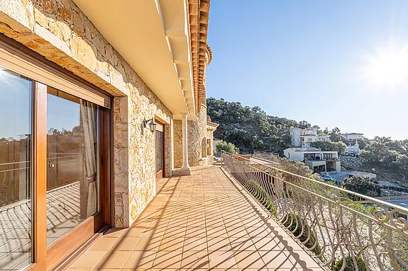 Magnificent house with spectacular views of the Bay of Roses