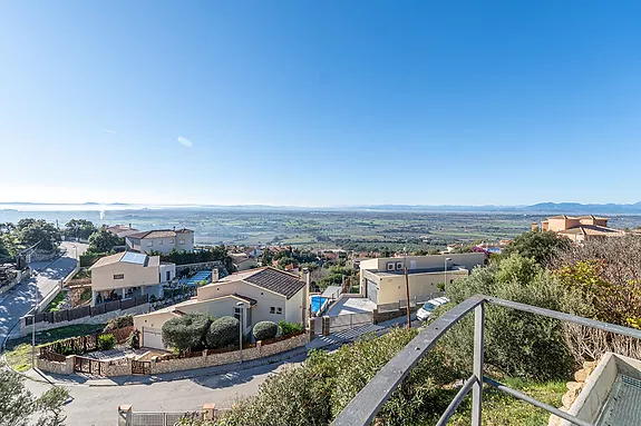 Magnificent house with spectacular views of the Bay of Roses