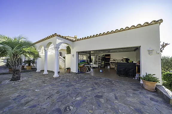 En venta: ¡Casa de lujo en Roses con vistas al mar y una zona exterior espectacular!