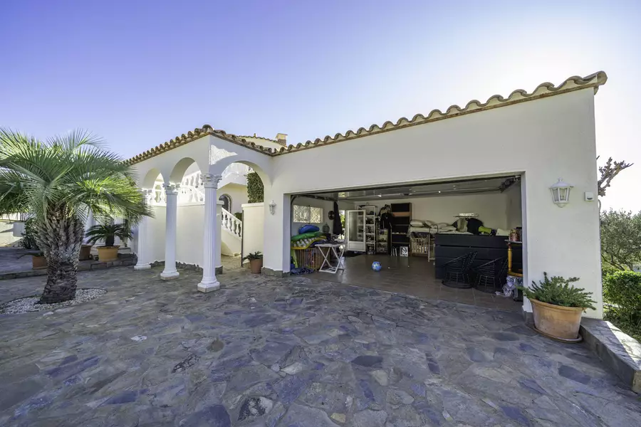 En venta: ¡Casa de lujo en Roses con vistas al mar y una zona exterior espectacular!