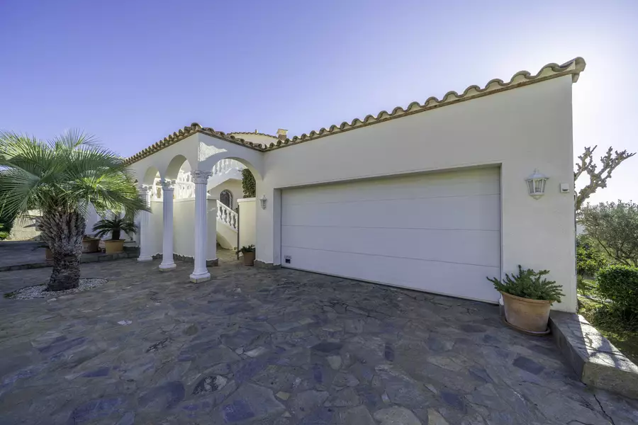 En venta: ¡Casa de lujo en Roses con vistas al mar y una zona exterior espectacular!