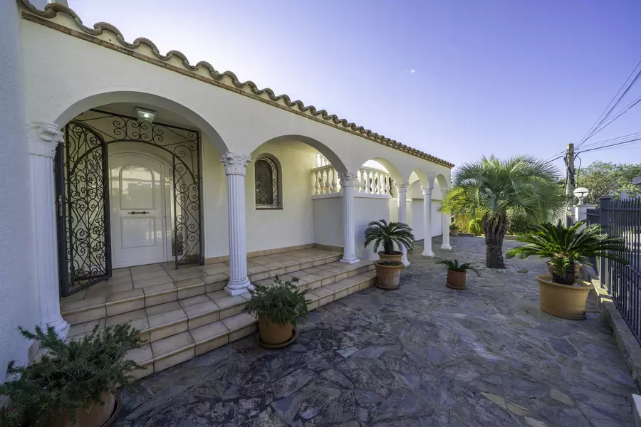 En venta: ¡Casa de lujo en Roses con vistas al mar y una zona exterior espectacular!