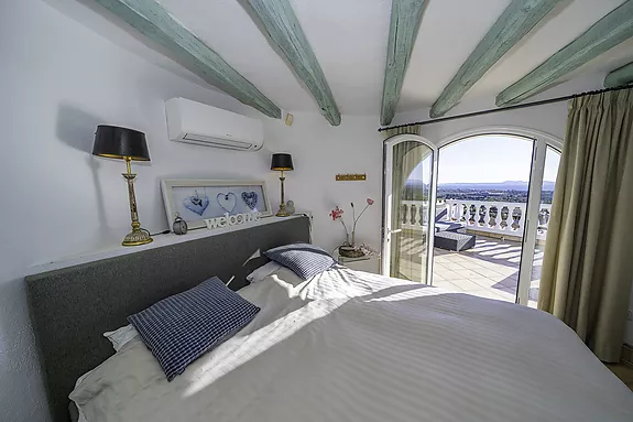 En venta: ¡Casa de lujo en Roses con vistas al mar y una zona exterior espectacular!