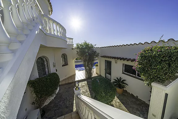 En venta: ¡Casa de lujo en Roses con vistas al mar y una zona exterior espectacular!