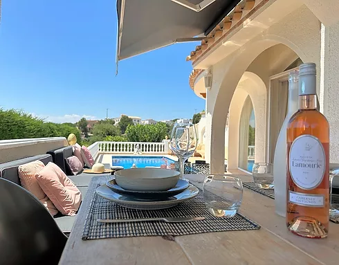 En vente : Luxueuse maison à Roses avec vue sur la mer et un espace extérieur spectaculaire!!!