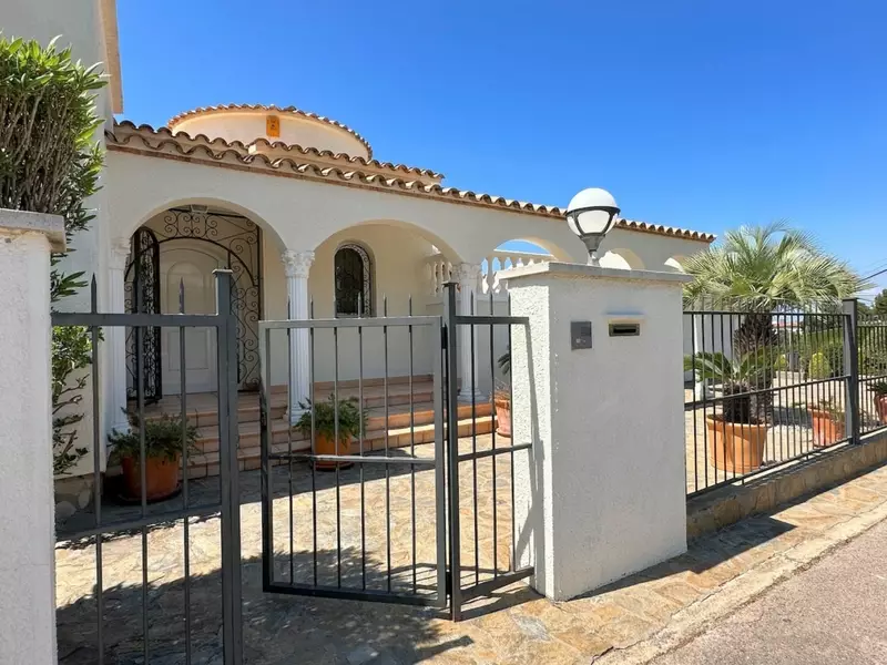 En venta: ¡Casa de lujo en Roses con vistas al mar y una zona exterior espectacular!