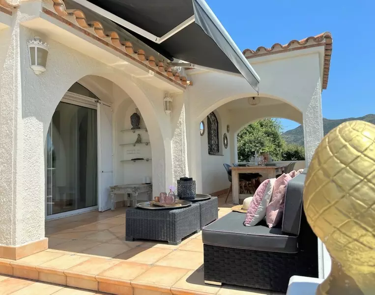 En venta: ¡Casa de lujo en Roses con vistas al mar y una zona exterior espectacular!