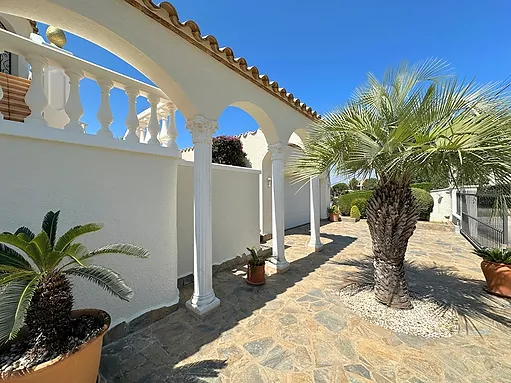 En venta: ¡Casa de lujo en Roses con vistas al mar y una zona exterior espectacular!