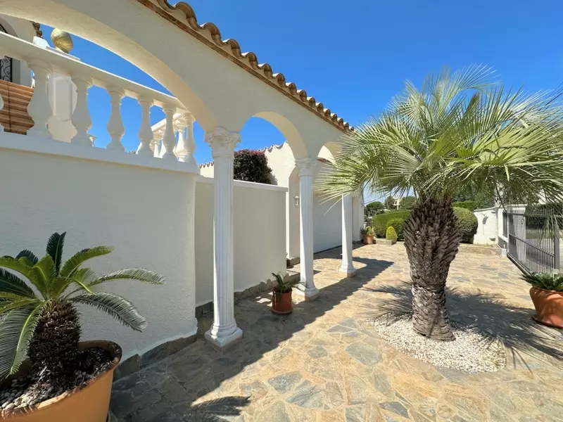 En venda: Luxosa casa a Roses amb vistes al mar i una zona exterior espectacular!!!