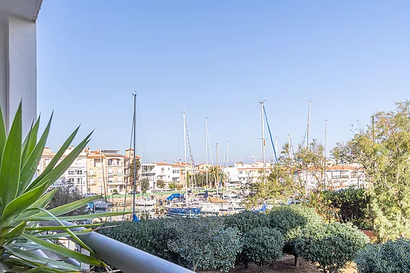 Encantador apartamento con vistas al mar y frente a la playa, en venta en Empuriabrava.