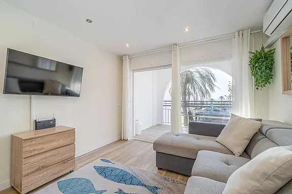 Encantador apartamento con vistas al mar y frente a la playa, en venta en Empuriabrava.