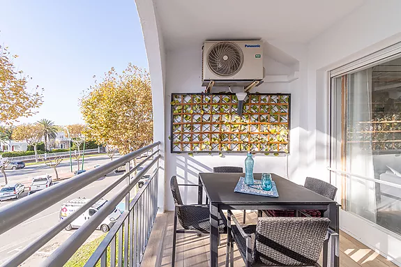 Encantador apartamento con vistas al mar y frente a la playa, en venta en Empuriabrava.