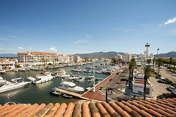 Encantador apartamento con vistas al mar y frente a la playa, en venta en Empuriabrava.