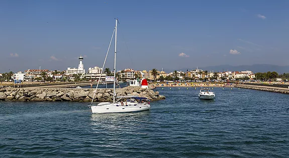 Encantador apartamento con vistas al mar y frente a la playa, en venta en Empuriabrava.