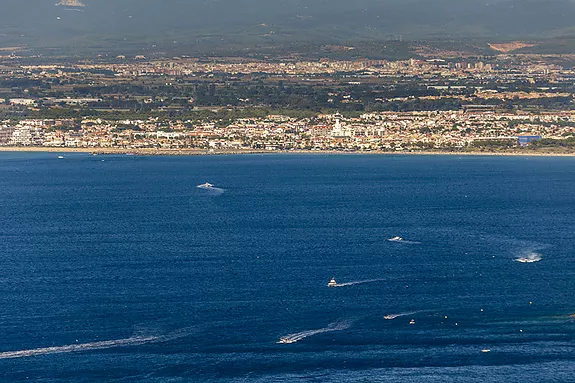 Encantador apartamento con vistas al mar y frente a la playa, en venta en Empuriabrava.