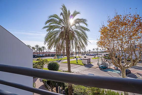 Charmant appartement avec vue sur la mer et en face de la plage, à vendre à Empuriabrava.