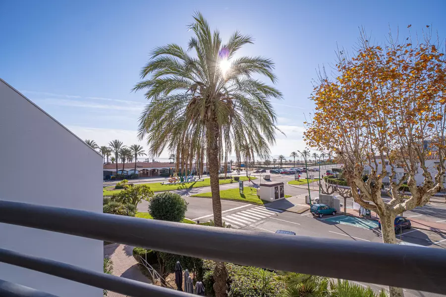 Charmante Wohnung mit Meerblick und direkt am Strand zum Verkauf in Empuriabrava