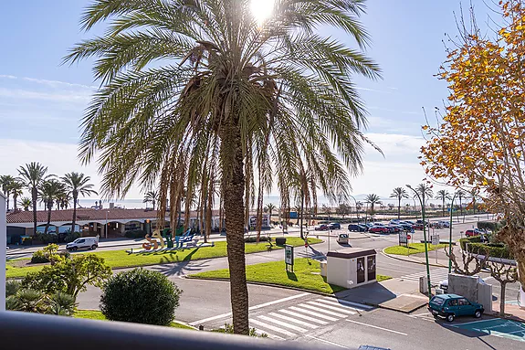 Charmant appartement avec vue sur la mer et en face de la plage, à vendre à Empuriabrava.