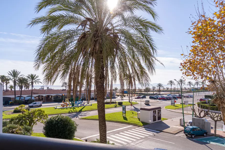 Charmante Wohnung mit Meerblick und direkt am Strand zum Verkauf in Empuriabrava