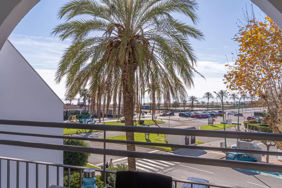 Charmante Wohnung mit Meerblick und direkt am Strand zum Verkauf in Empuriabrava