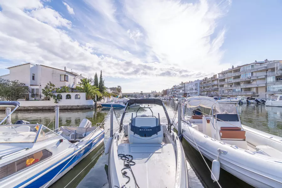 Magnífic àtic amb precioses vistes al canal. Parking i amarratge.