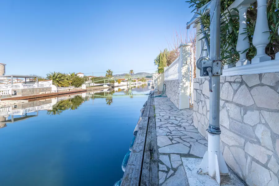 Maison dans l'un des meilleurs canaux d'Empuriabrava.