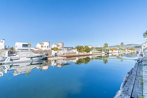 Casa en un dels millors canals de Empuriabrava.