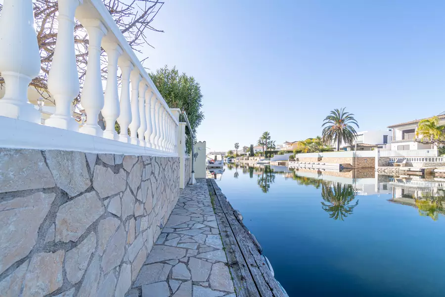 Maison dans l'un des meilleurs canaux d'Empuriabrava.