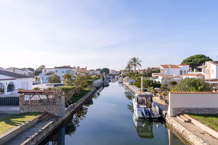 Casa moderna de lujo en Empuriabrava: Confort y Estilo con Hammam y piscina.