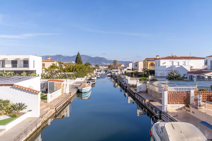 Casa moderna de lujo en Empuriabrava: Confort y Estilo con Hammam y piscina.